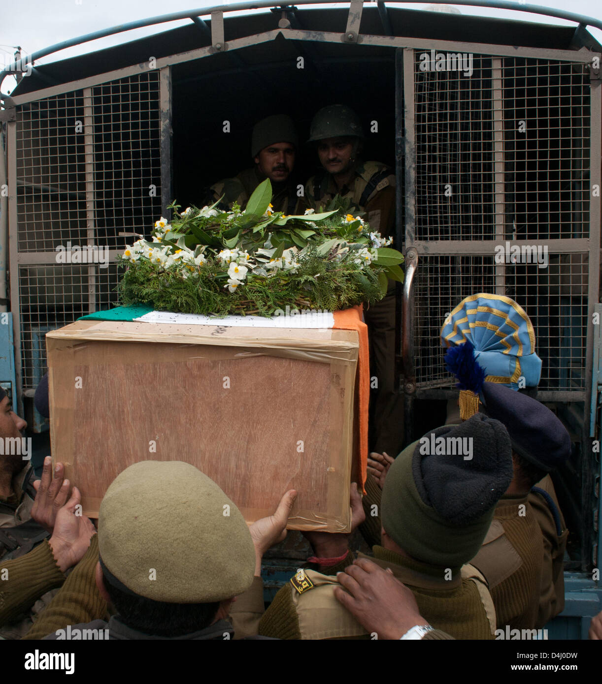 Srinagarl, Indiano Kashmir amministrato, giovedì 14 marzo 2013. Indian funzionari di polizia portano le bare contenenti i corpi dei loro colleghi uccisi,durante una ghirlanda di cerimonia di posa in Srinagar la capitale estiva di Indiano Kashmir amministrato, India. La polizia indiana ghirlanda terrà la cerimonia di posa per loro cinque colleghi che sono stati uccisi in un attacco da parte di militanti di mercoledì. Foto di Sofi Suhail/Alamy) Foto Stock