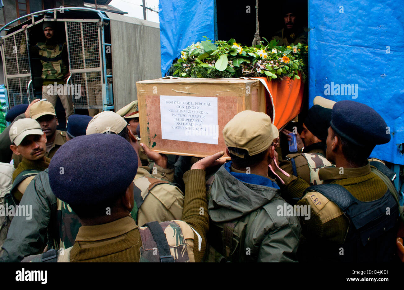 Srinagarl, Indiano Kashmir amministrato, giovedì 14 marzo 2013. Indian funzionari di polizia portano le bare contenenti i corpi dei loro colleghi uccisi,durante una ghirlanda di cerimonia di posa in Srinagar la capitale estiva di Indiano Kashmir amministrato, India. La polizia indiana ghirlanda terrà la cerimonia di posa per loro cinque colleghi che sono stati uccisi in un attacco da parte di militanti di mercoledì. Foto di Sofi Suhail/Alamy) Foto Stock