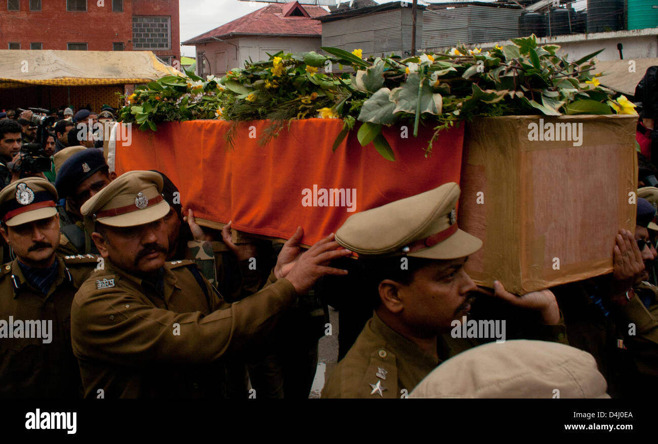 Srinagarl, Indiano Kashmir amministrato, giovedì 14 marzo 2013. Indian funzionari di polizia portano le bare contenenti i corpi dei loro colleghi uccisi,durante una ghirlanda di cerimonia di posa in Srinagar la capitale estiva di Indiano Kashmir amministrato, India. La polizia indiana ghirlanda terrà la cerimonia di posa per loro cinque colleghi che sono stati uccisi in un attacco da parte di militanti di mercoledì. Foto di Sofi Suhail/Alamy) Foto Stock