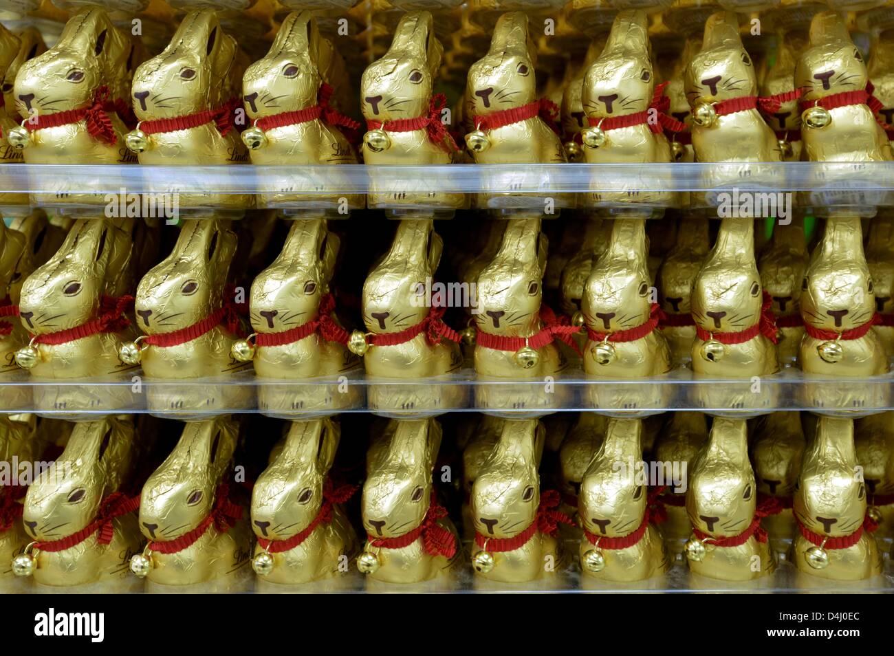Il cioccolato coniglietti sono in vendita in un negozio a Monaco di Baviera, Germania, 14 marzo 2013. Foto: Frank Leonhardt Foto Stock
