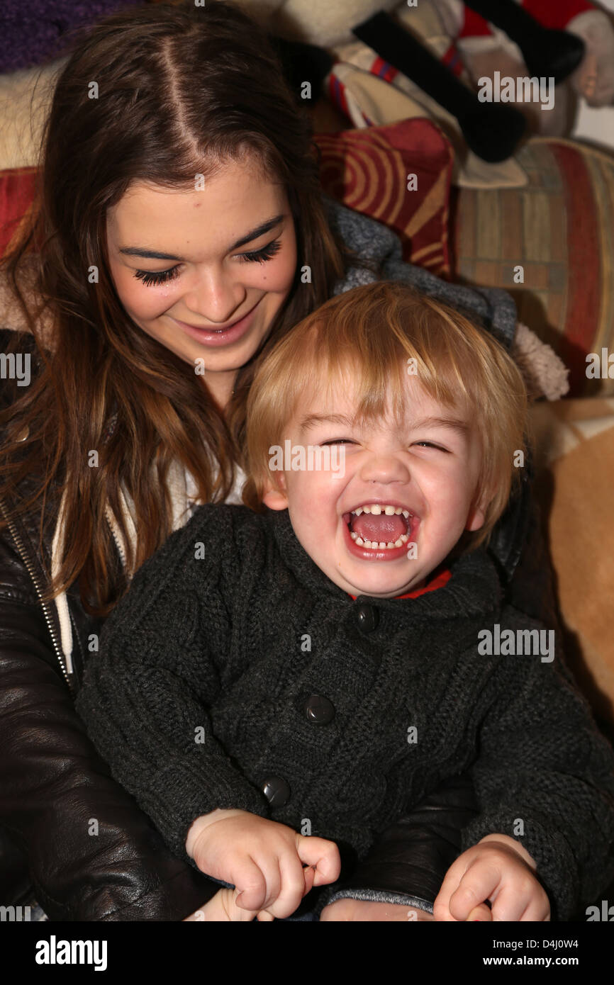 Zia adolescenti e 2 anno vecchio nipote entrambi ridendo Inghilterra Foto Stock