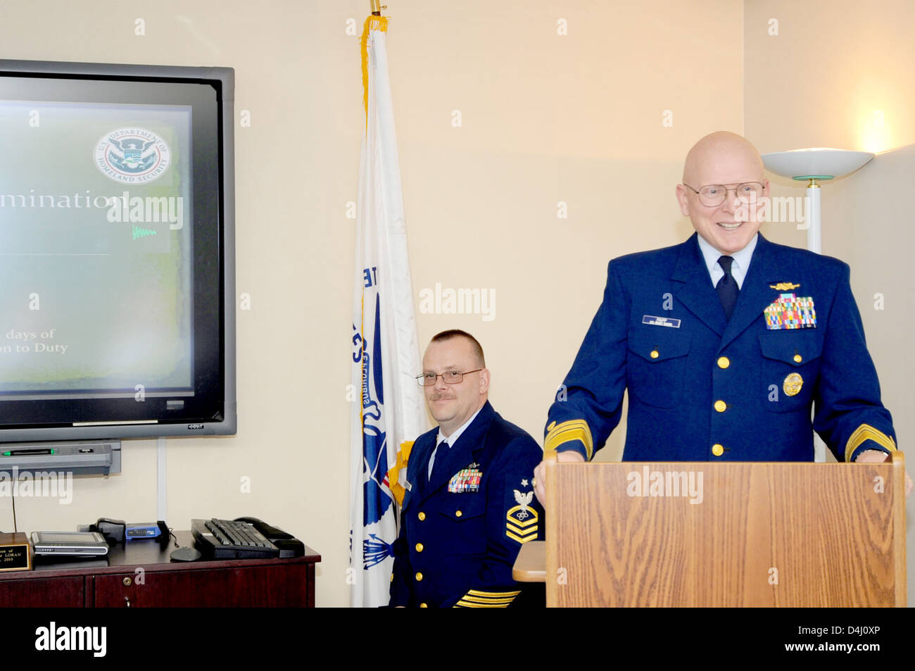 La Guardia Costiera degli Stati Uniti smantellò il sistema Loran-C, segnando la fine di un'era di radionavigazione a lungo raggio negli Stati Uniti. Questo passaggio alla tecnologia GPS migliora la navigazione marittima moderna. Foto Stock