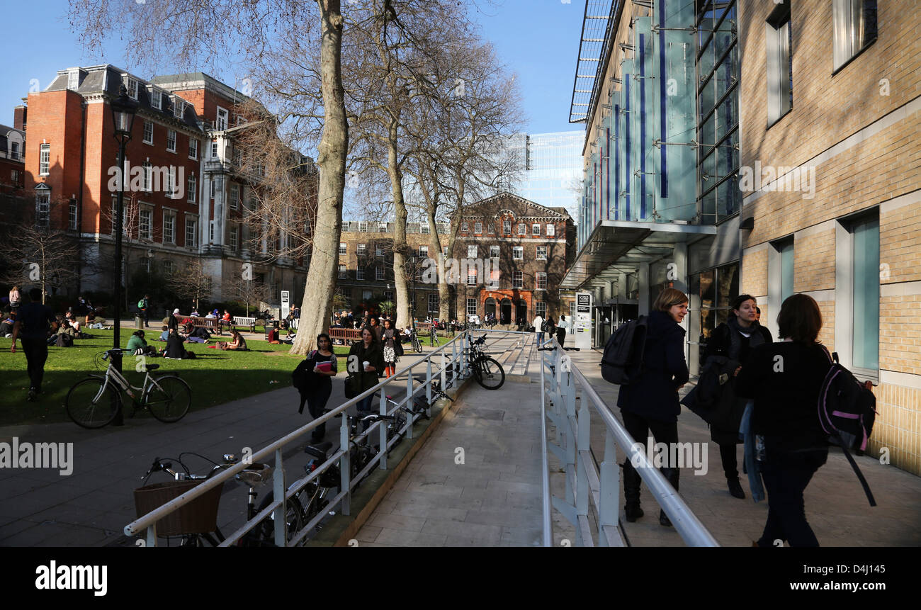 Londra Inghilterra studenti fuori a pranzo al Kings College Campus Foto Stock