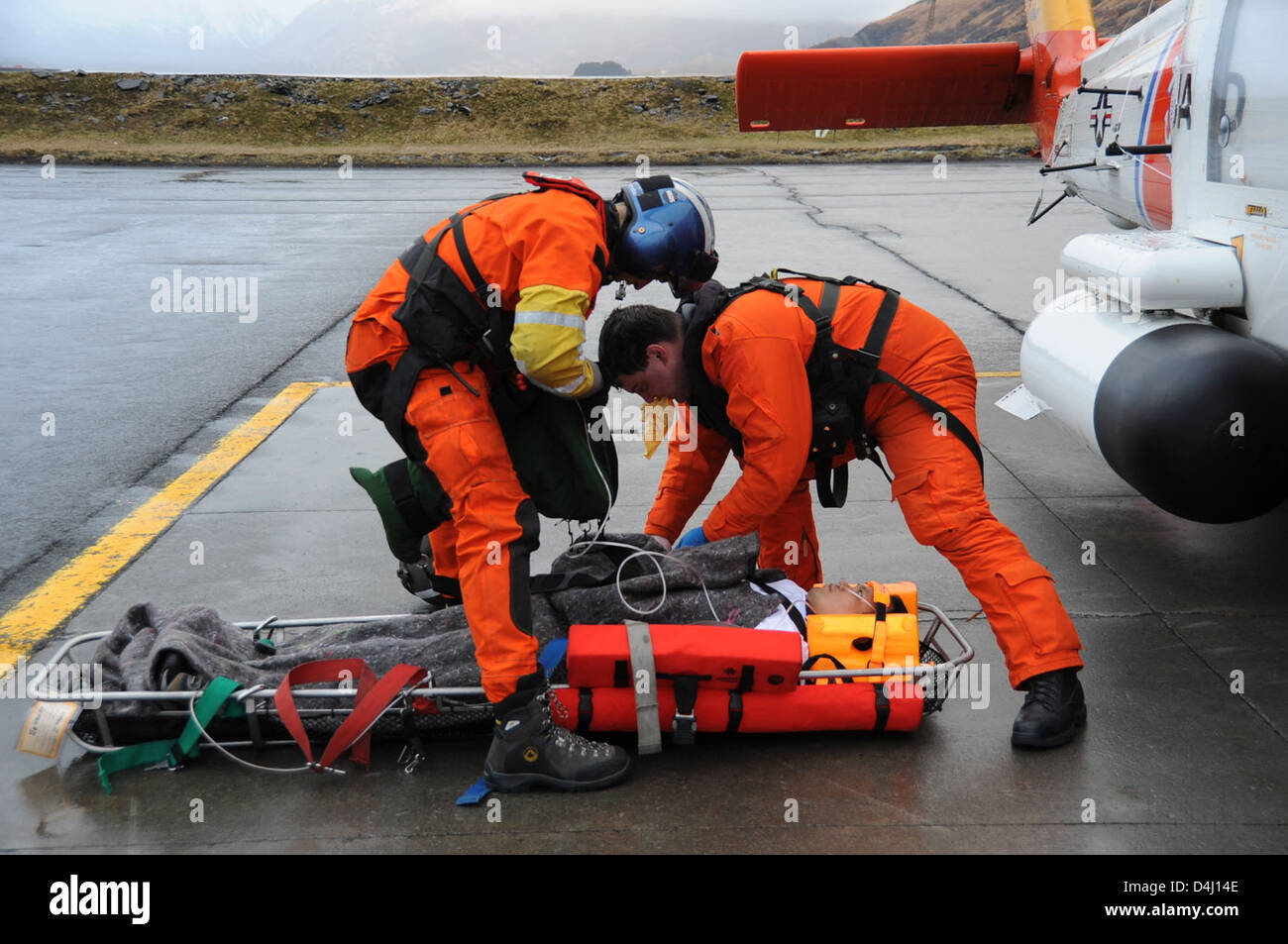 100218-G-0113H-002-Salvati e Williams amministrare care per medevac PATIENT a air Station Kodiak Foto Stock