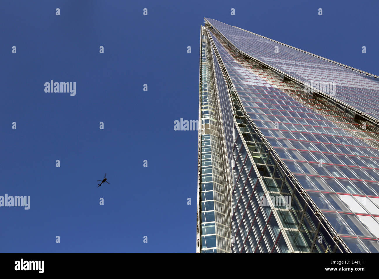 Londra Inghilterra elicottero volando intorno al Shard l'edificio più alto nell'UE Foto Stock