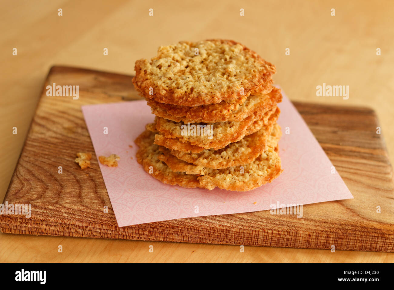 I cookie su una tavola di legno Foto Stock