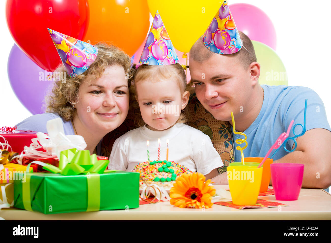 Kid ragazza con i genitori sulla festa di compleanno Foto Stock