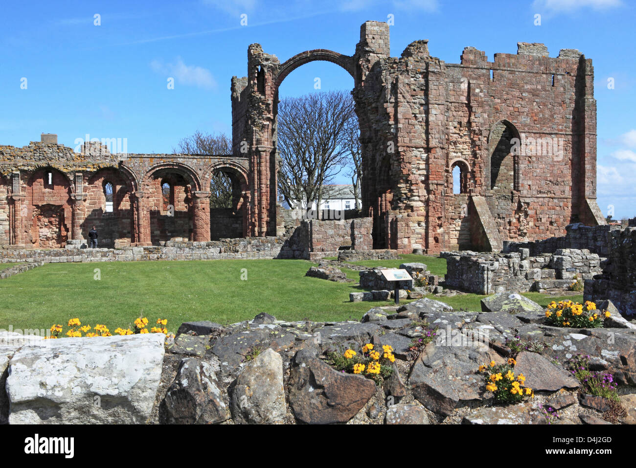 Lindisfarne Priory sull Isola Santa in Northumberland, Inghilterra del nord, su un luminoso giorno di primavera, nel Regno Unito Foto Stock