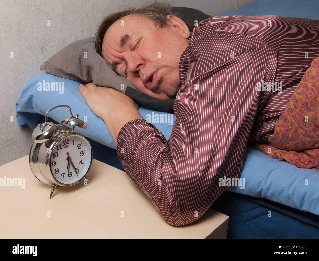 Il vecchio uomo ha difficoltà a svegliarsi al mattino Foto stock - Alamy