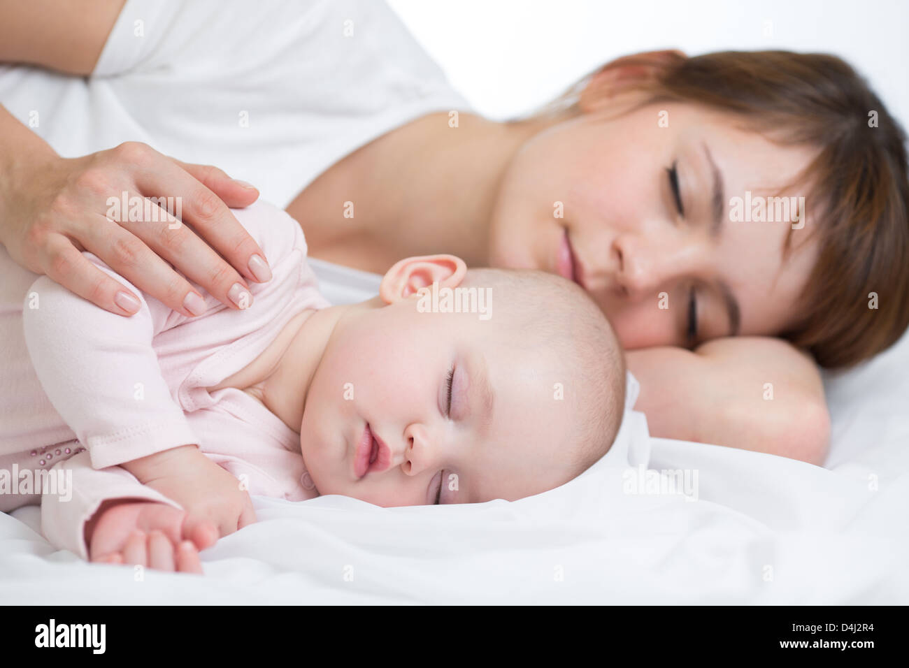 Giovane madre e il suo bambino dorme insieme Foto Stock