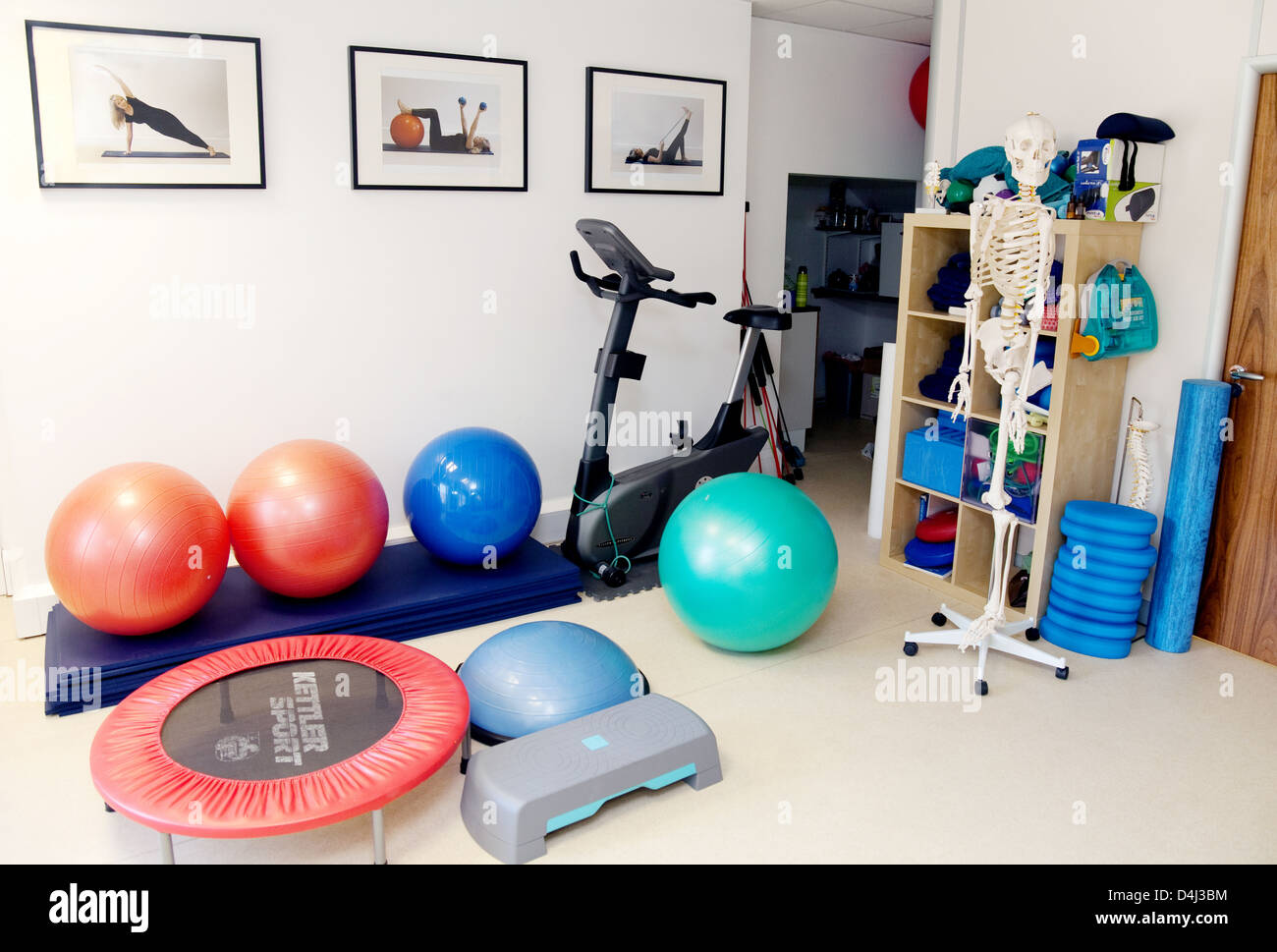 Attrezzatura ginnica in un vuoto di palestra utilizzata anche per lezioni di pilates e di fisioterapia, REGNO UNITO Foto Stock