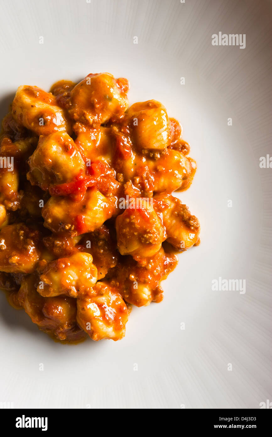 Gnocchi di patate con ragù a base di carne preparati da Marcello Russodivito, chef proprietario di Marcello del gruppo. Foto Stock