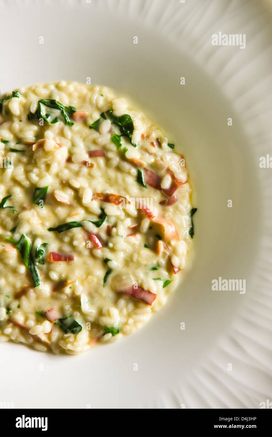 Risotto con spinaci e Speck preparato da Marcello Russodivito, chef proprietario di Marcello del gruppo. Foto Stock