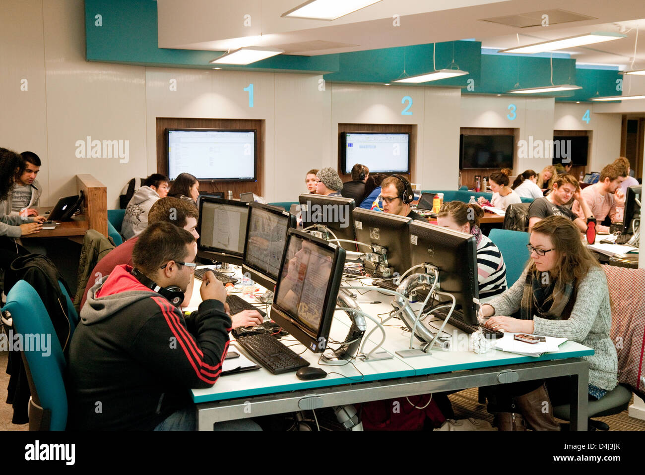 Gli studenti universitari che studiano presso i loro computer, Università di Birmingham, Regno Unito Foto Stock