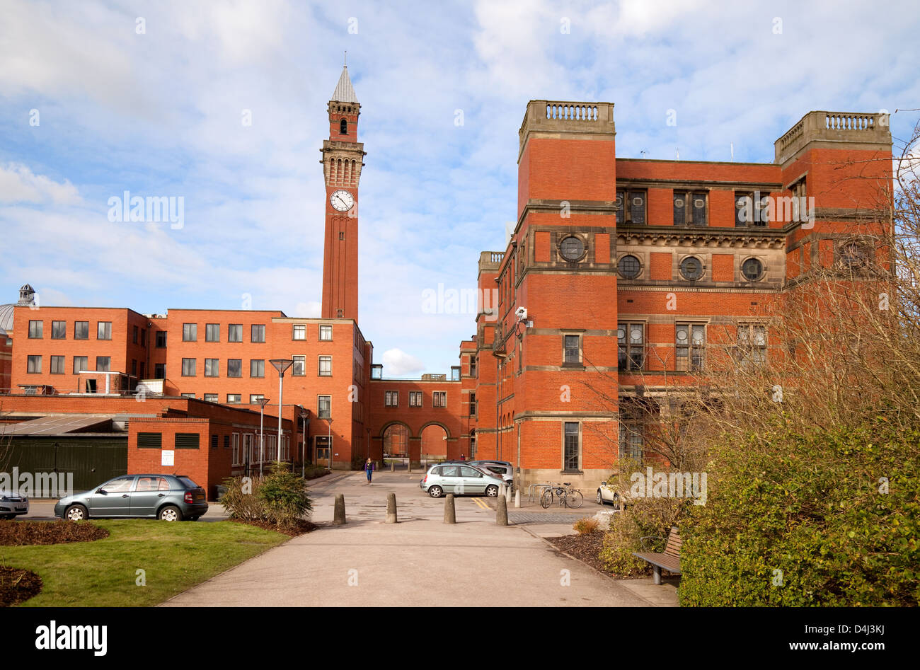 I palazzi in mattoni rossi e la torre dell'orologio di Edgbaston Campus, Università di Birmingham, Regno Unito Foto Stock