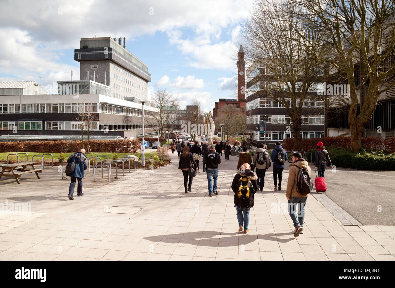 Birmingham campus universitario, gli studenti a piedi, campus Edgbaston, Birmingham, Regno Unito Foto Stock