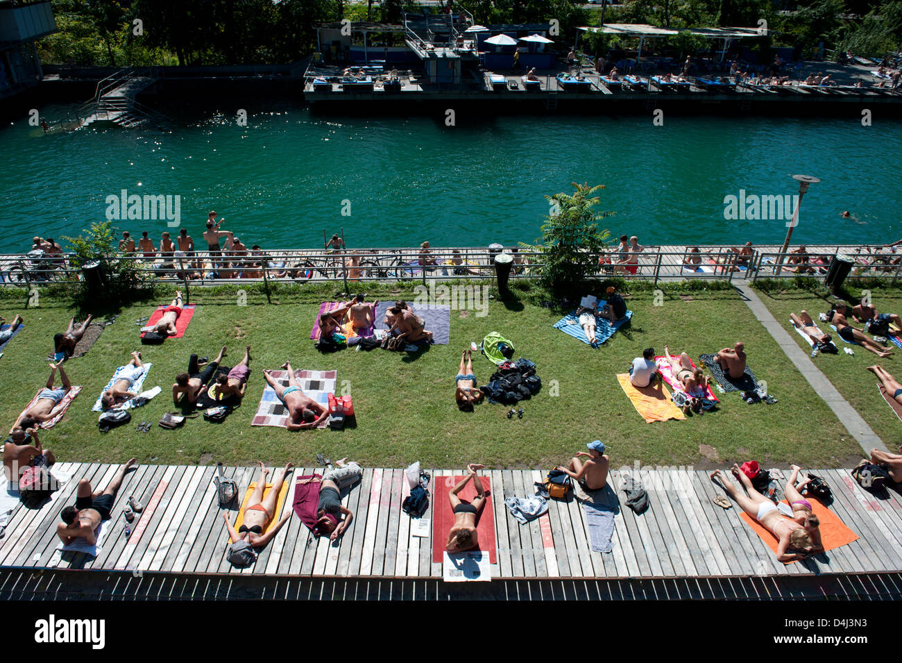 Zurigo, Svizzera, turisti Flussbad Unterer Letten sulle rive della Limmat Foto Stock