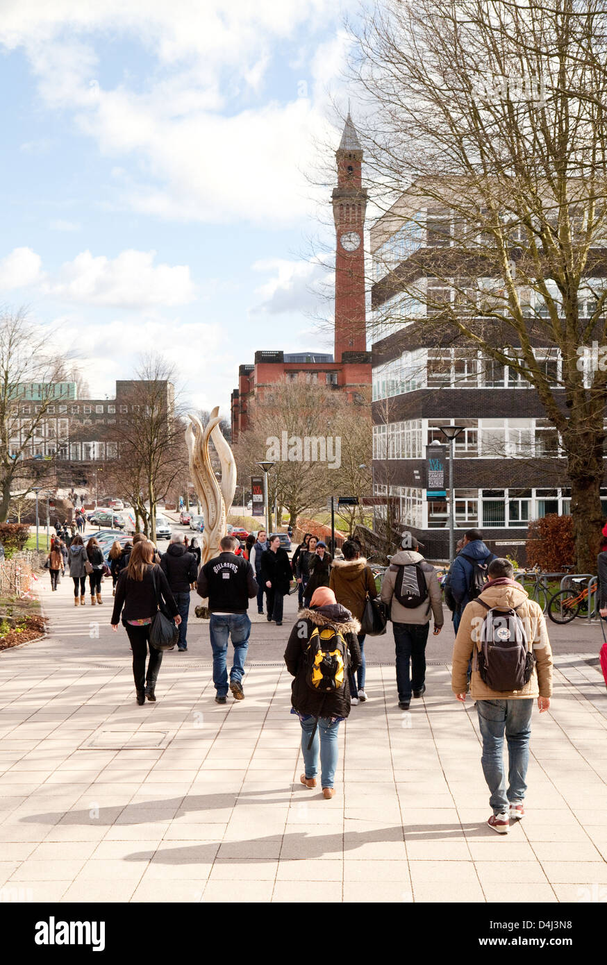 Università di Birmingham gli studenti a camminare verso la torre dell orologio; Campus Edgbaston, Birmingham, Regno Unito Foto Stock