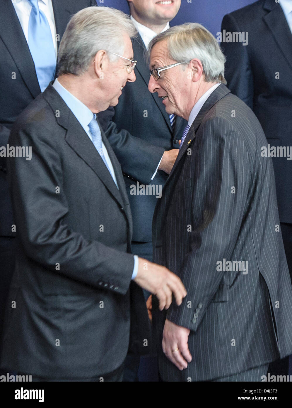 https://c8.alamy.com/compit/d4j3t3/bruxelles-belgio-marzo-14-2013-primo-ministro-italiano-mario-monti-e-il-lussemburgo-pm-jean-claude-juncker-posano-per-una-foto-di-famiglia-durante-la-riunione-del-consiglio-europeo-in-occasione-del-consiglio-europeo-con-sede-a-bruxelles-in-belgio-il-14-03-2013-il-consiglio-discutera-la-situazione-economica-e-le-prospettive-come-pure-gli-affari-esteri-comprese-le-relazioni-dell-ue-con-la-russia-e-i-conflitti-in-siria-e-mali-credito-wiktor-dabkowski-immagine-di-credito-credito-wiktor-dabkowski-zumapress-com-alamy-live-news-d4j3t3.jpg