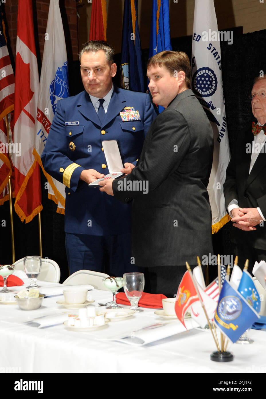 La cerimonia del Crotty Award onora il personale della Guardia Costiera degli Stati Uniti per il loro eccezionale servizio. La cerimonia include il riconoscimento del coraggio e dei successi, come la Stella di bronzo, il cuore viola e la medaglia di difesa filippina. Foto Stock