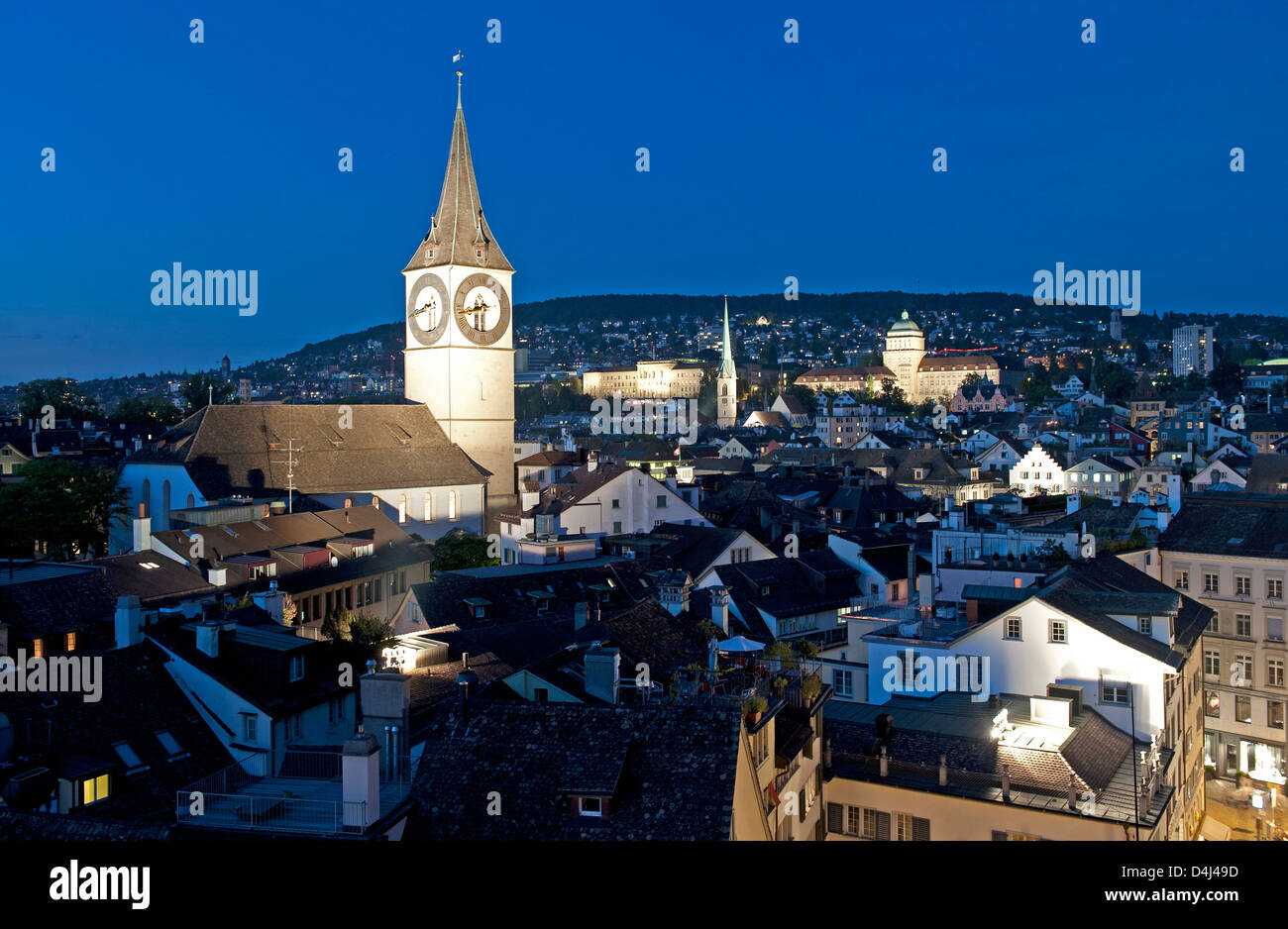 Zurigo, Svizzera, vista città con il campanile della Basilica di San Pietro durante la notte Foto Stock
