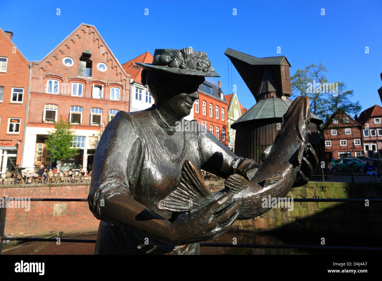 Altes Land, Stade, fisher donna nel vecchio porto, scultura in bronzo, Bassa Sassonia, Germania Foto Stock