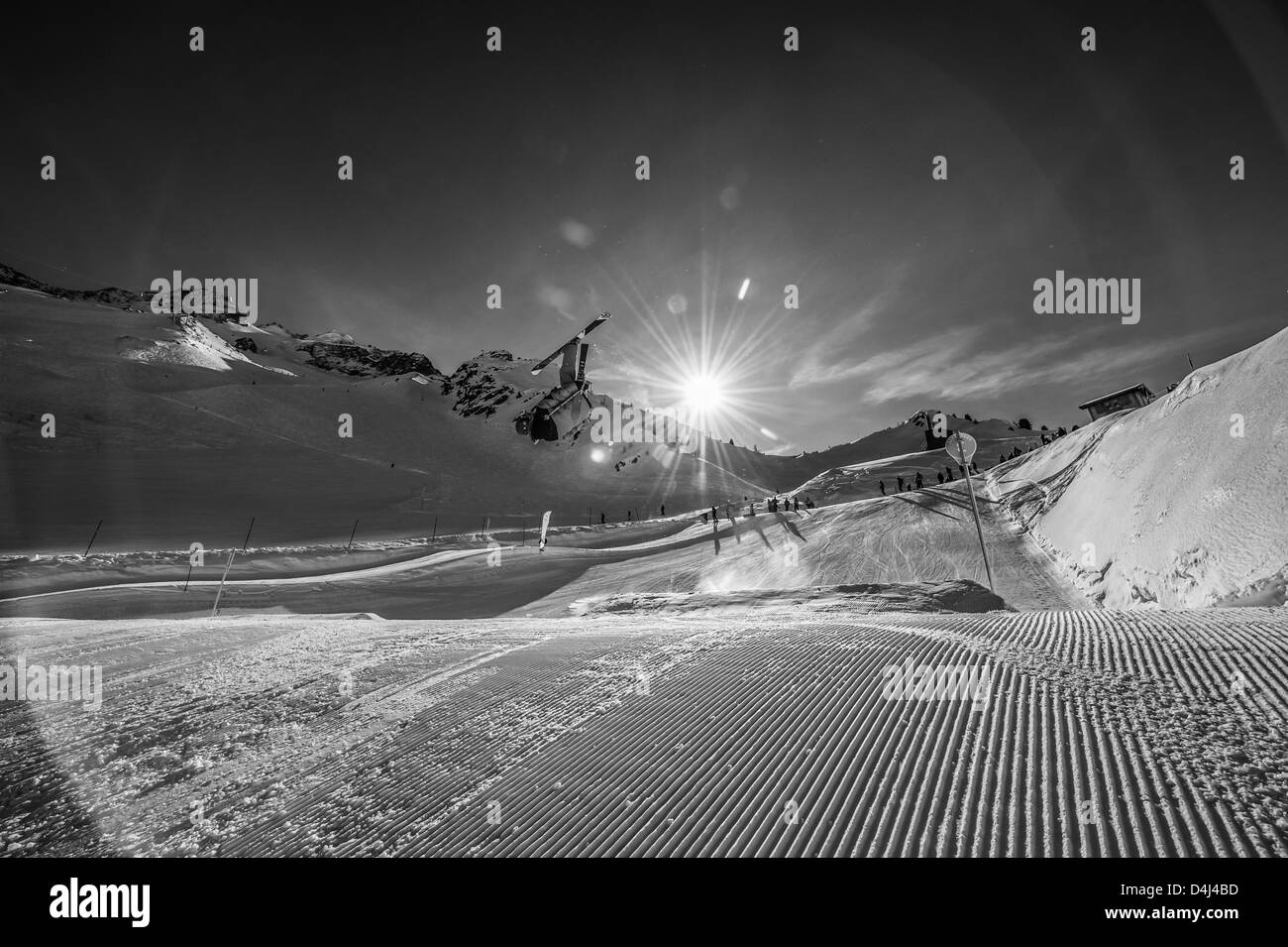 Freeestyle sciatore facendo un kangaro flip Foto Stock