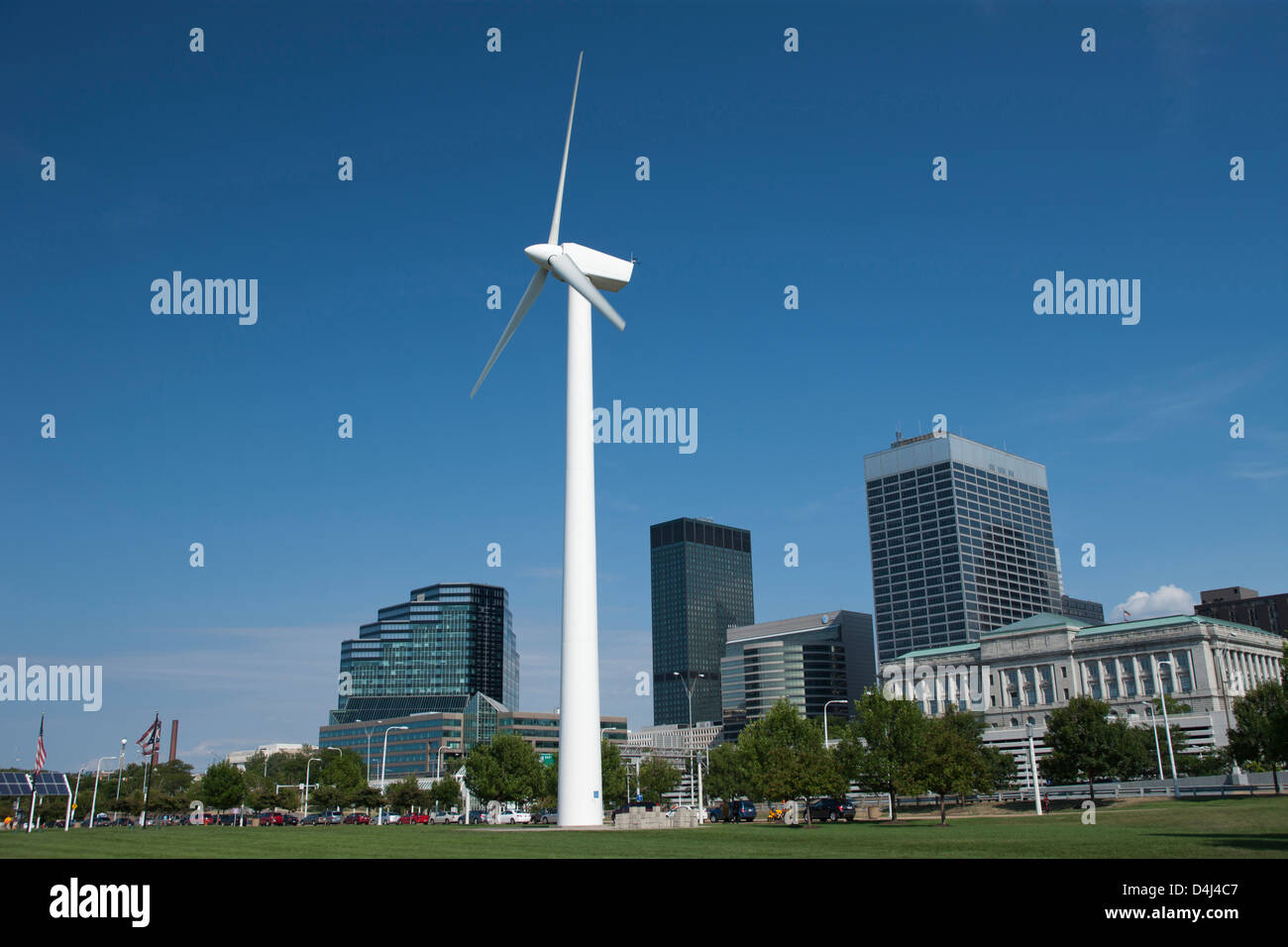 Turbina eolica a GREAT LAKES SCIENCE CENTER skyline del centro di Cleveland OHIO USA Foto Stock