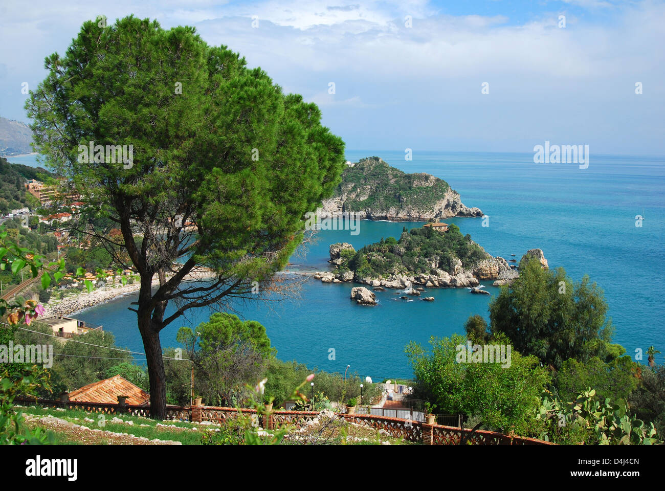 Isola Bella è una piccola isola vicino a Taormina, Sicilia, Italia meridionale. Foto Stock