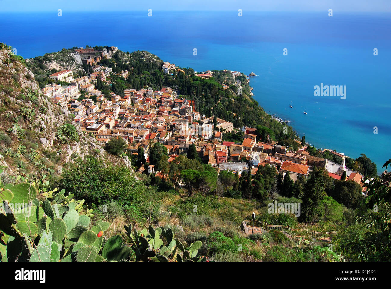 La città di Taormina vista dal castello saraceno. Taormina è una piccola cittadina sulla costa est dell'isola di Sicilia, Italia. Foto Stock