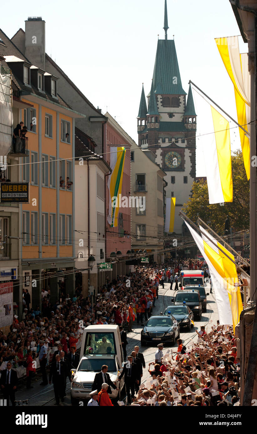 Freiburg, Germania, Papa Benedetto XVI. nel centro cittadino Foto Stock