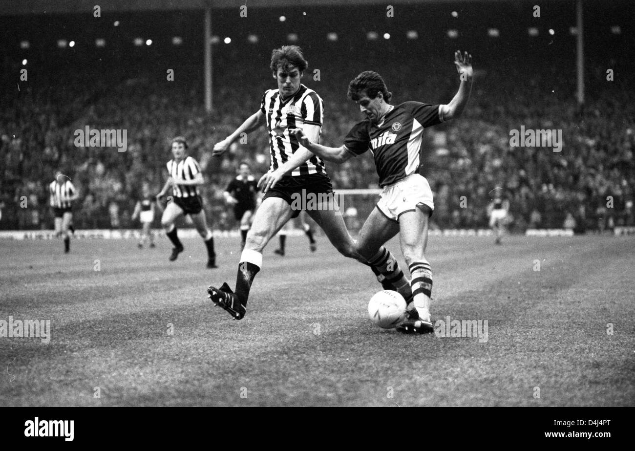 Aston Villa v Newcastle United a Villa Park 22/12/84 Villa Colin Gibson e Kenny Wharton Foto Stock