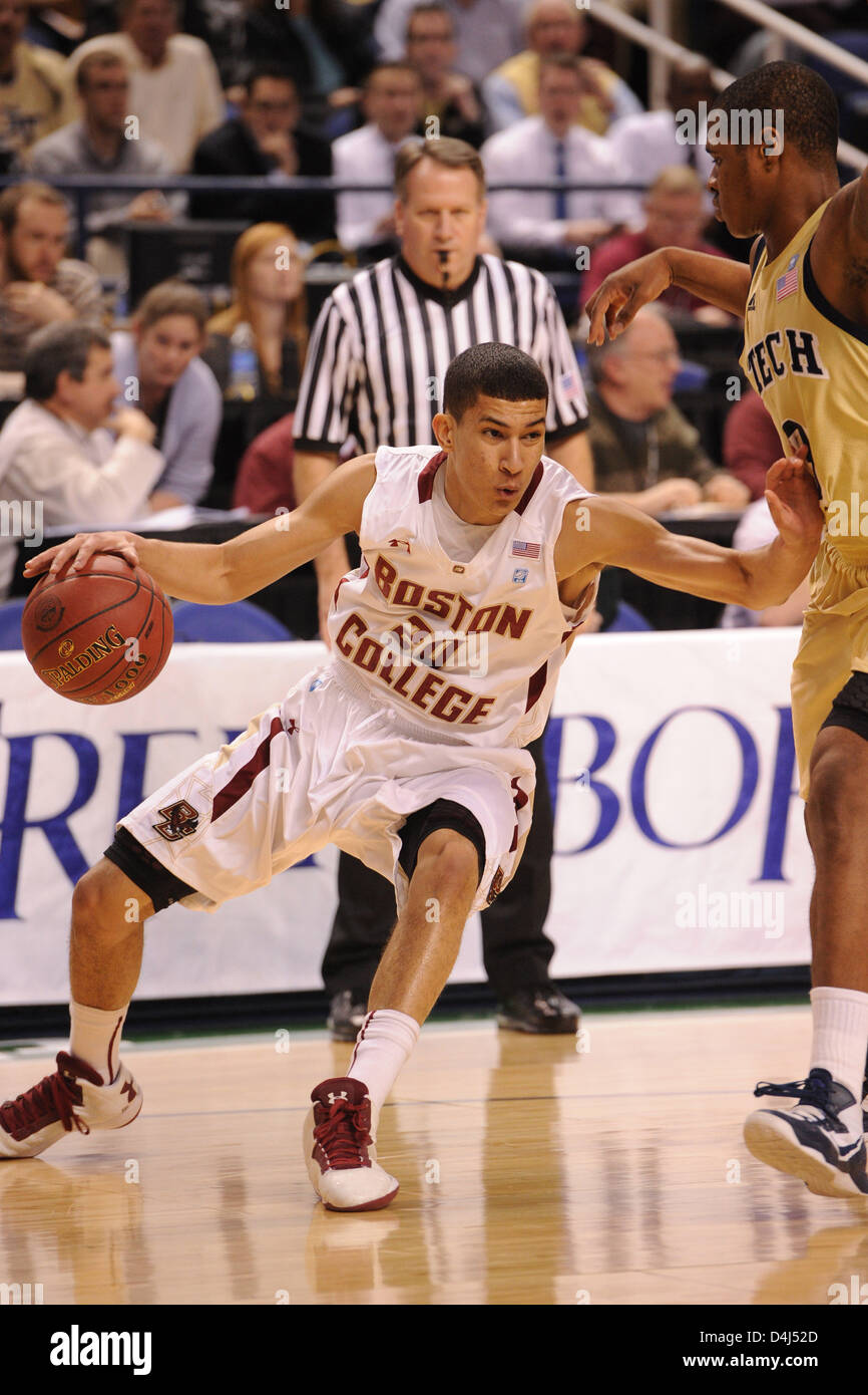 Marzo 14, 2013 - Greensboro, NC, Stati Uniti - Marzo 14, 2013: Boston College Eagles center Dennis Clifford #24 e Georgia Tech giacche gialle di protezione/avanti Marcus Georges-Hunt #3 durante il NCAA pallacanestro tra il Boston College Eagles e Georgia Tech giacche gialle a Greensboro Coliseum di Greensboro, NC. Foto Stock