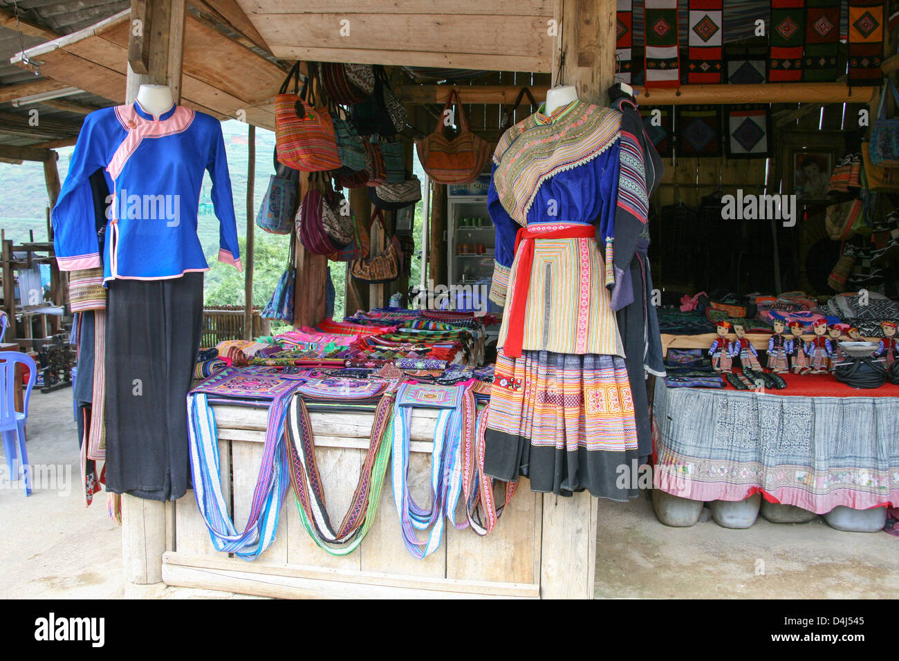 Vestiti Hmong in Sapa regione nel Nord Vietnam, Vietnam, Indocina, Asia sud-orientale, Asia Foto Stock