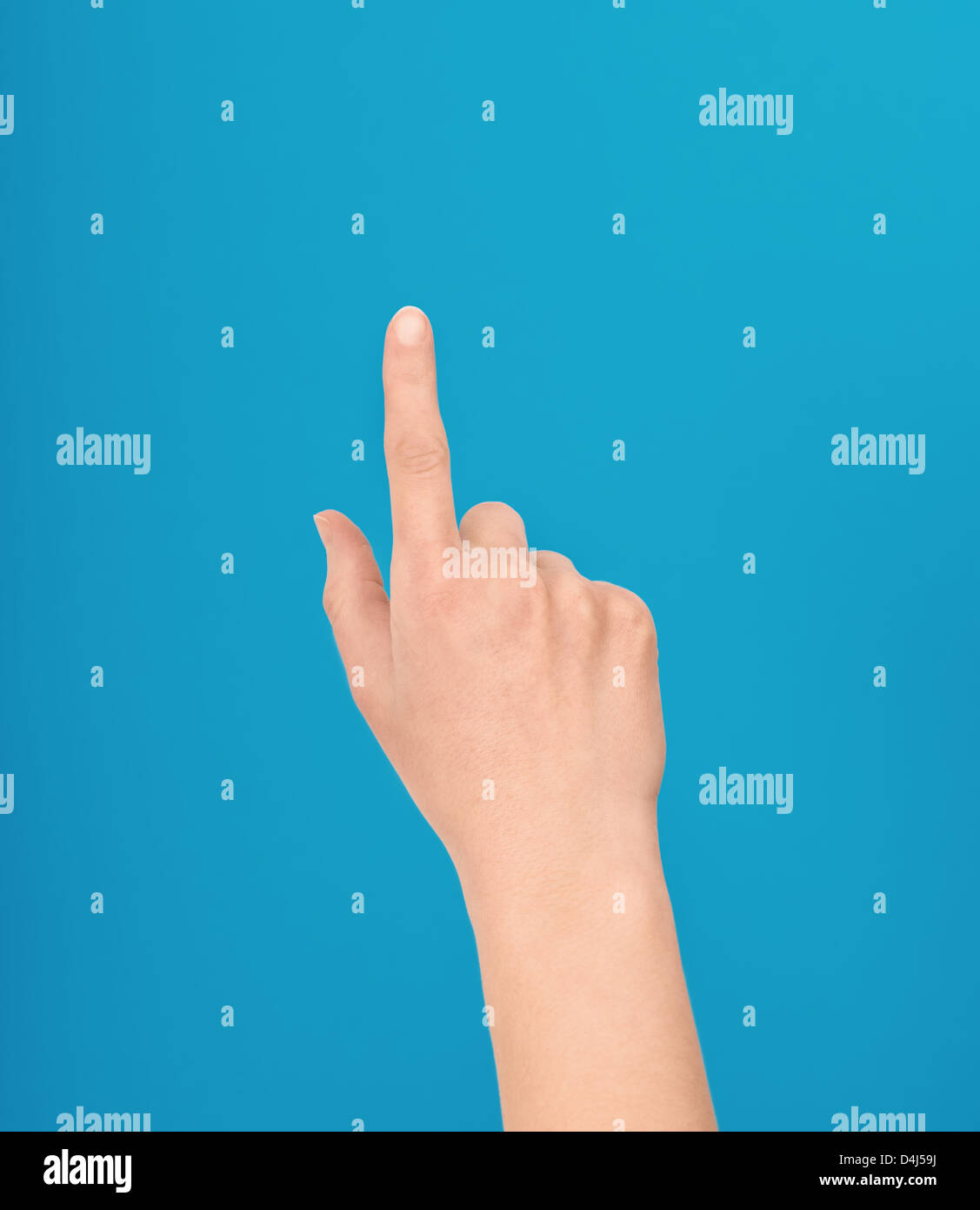 Effettuare a mano un gesto di sfioramento o touchscreen o un dispositivo di puntamento con un dito di una mano isolata contro uno sfondo blu Foto Stock