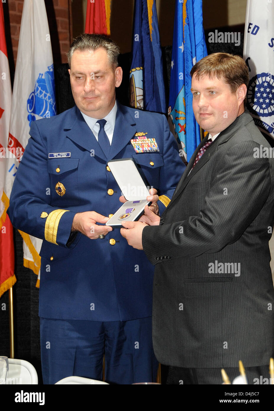 La cerimonia Crotty Award onora il personale della Guardia Costiera per un servizio eccezionale, con medaglie come la stella di bronzo, il cuore viola e la medaglia di difesa delle Filippine. Foto Stock