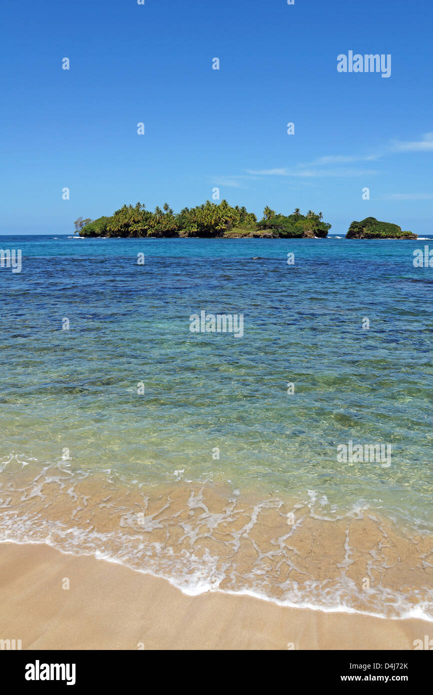 Spiaggia di sabbia con un incontaminata isola tropicale in background Foto Stock
