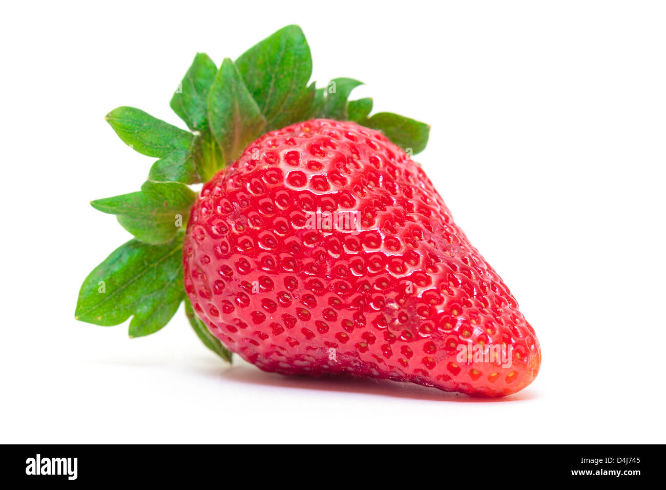 Ripe Berry fragola rossa su uno sfondo bianco, primo piano Foto Stock