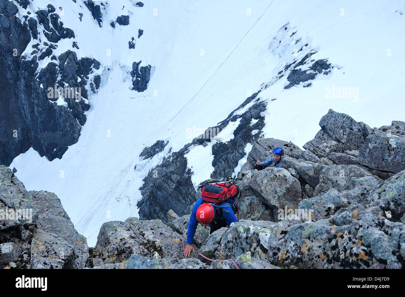 Due alpinisti sulla cresta della torre, Ben Nevis, con un enorme calo al di sotto in Observatory Gully. Essi sono sulla grande sezione di torre. Foto Stock