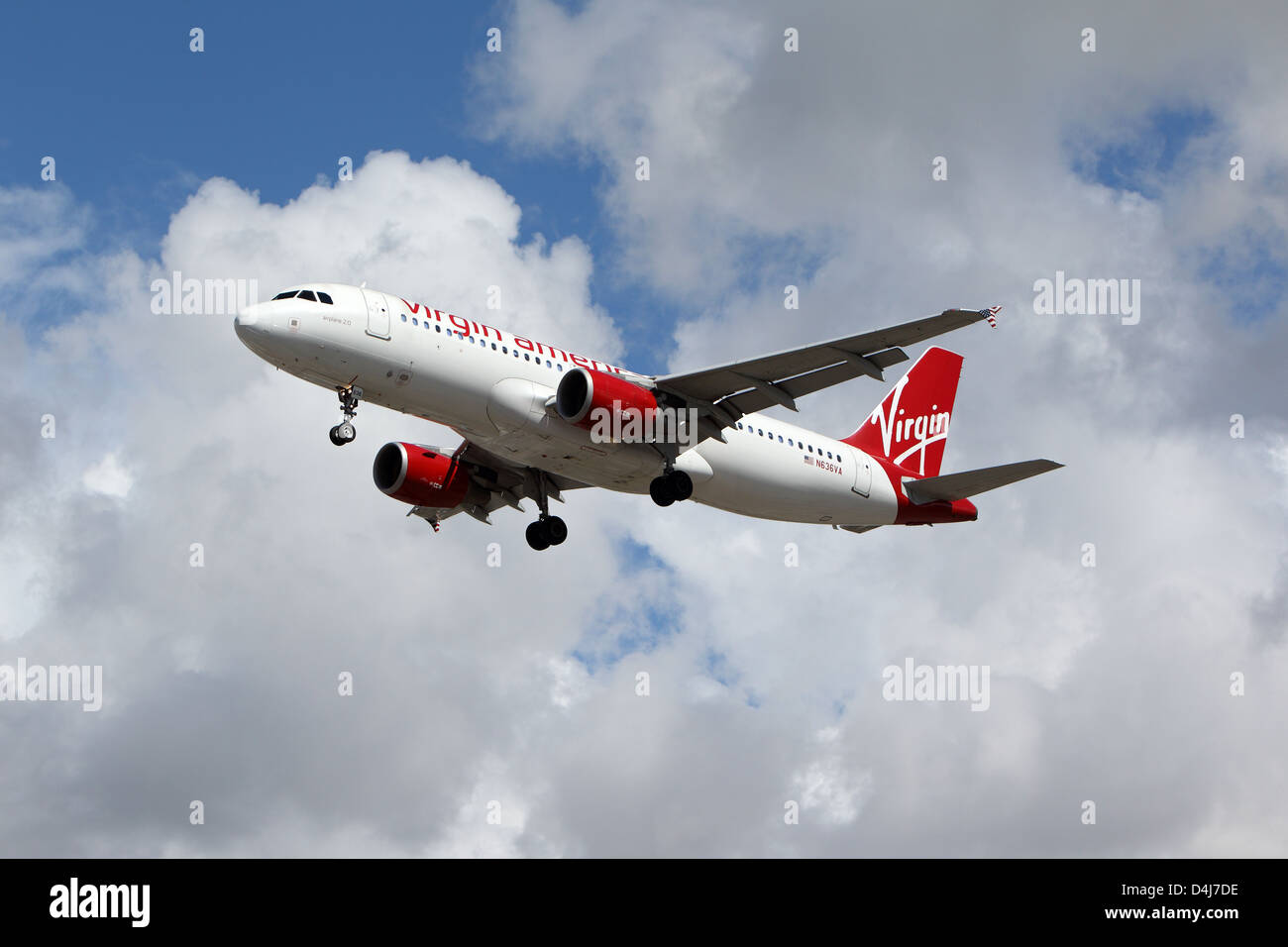 LOS ANGELES, CALIFORNIA, STATI UNITI D'America - 8 Marzo 2013 - Virgin America Airbus A320-214 atterra all'Aeroporto di Los Angeles il 8 marzo 2013. Foto Stock