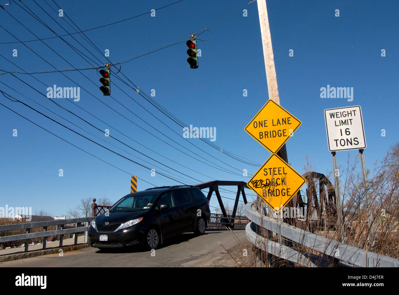 Auto attraversando una singola corsia bridge. Foto Stock