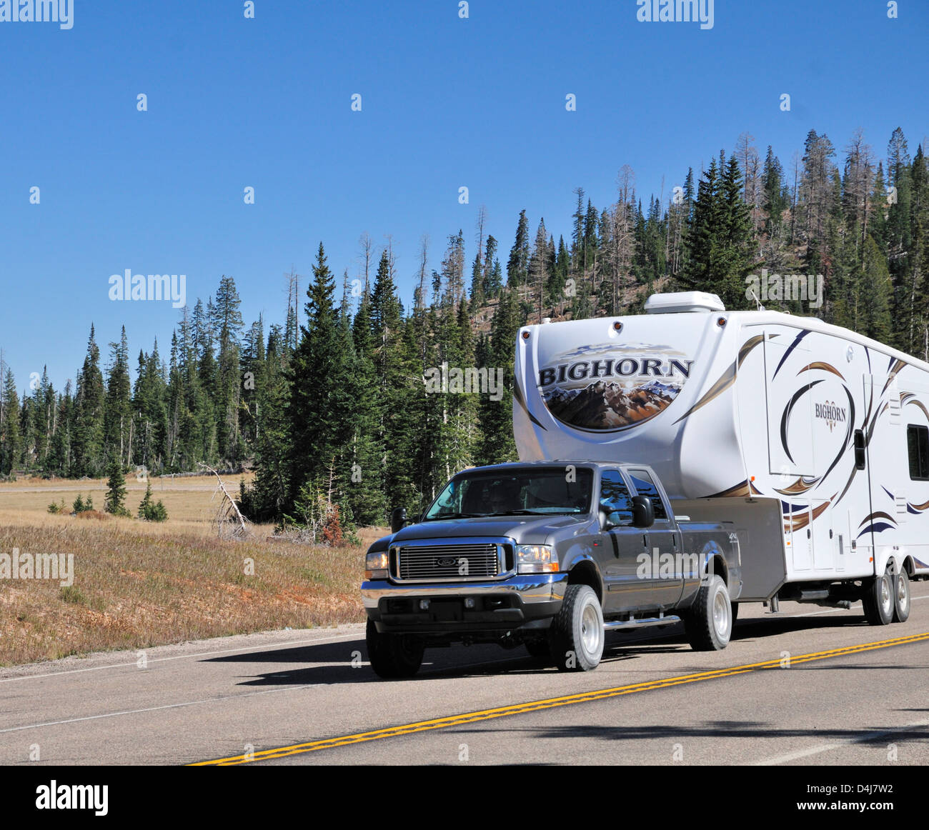 Quinto wheeler rimorchio trainato da un camioncino su un Utah Scenic Byway Foto Stock