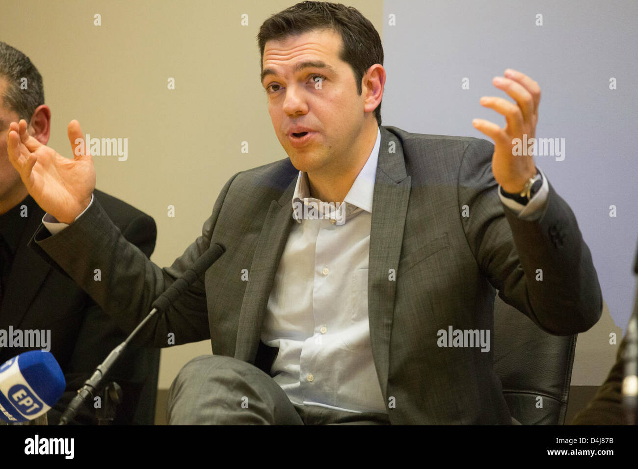 Londra, Regno Unito. Il 14 marzo 2013. Signor Aleksis Tsipras leader del greco ufficiale partito di opposizione ha tenuto un discorso alla LSE campus a Holborn con il titolo "La Grecia è la strada per uscire dalla crisi" Signor Tsipras ha parlato circa i modi in cui la Grecia è in grado di superare la crisi finanziaria nonché il ruolo e gli obiettivi politici del contemporaneo a sinistra. Credito: Lydia Pagoni / Alamy Live News Foto Stock