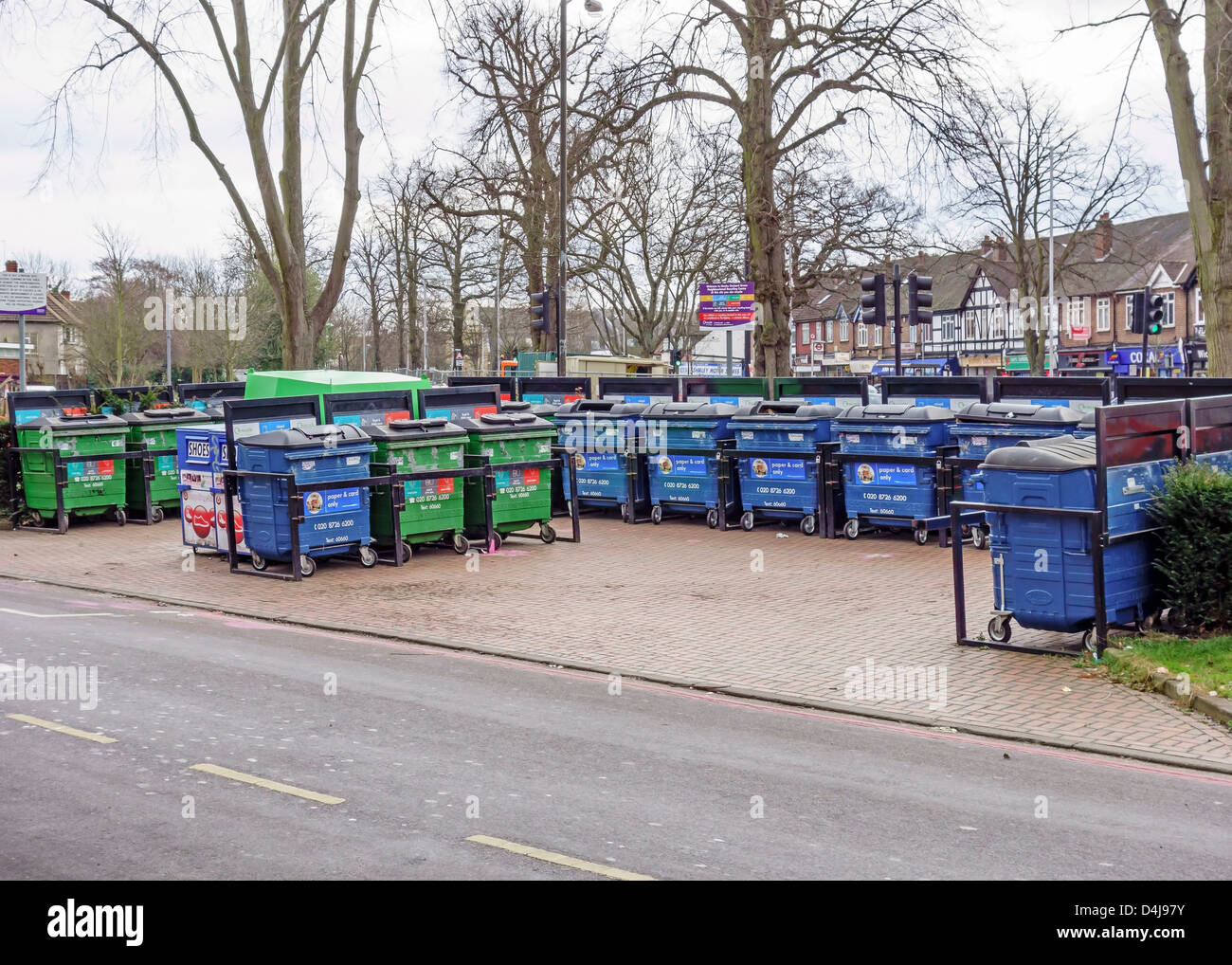 Strada Area di riciclaggio. Cestini. Croydon Foto Stock