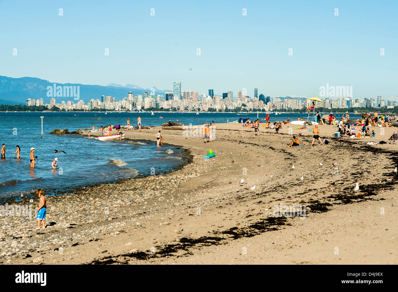 Spiaggia vista dello skyline della città di Vancouver, Canada Foto Stock