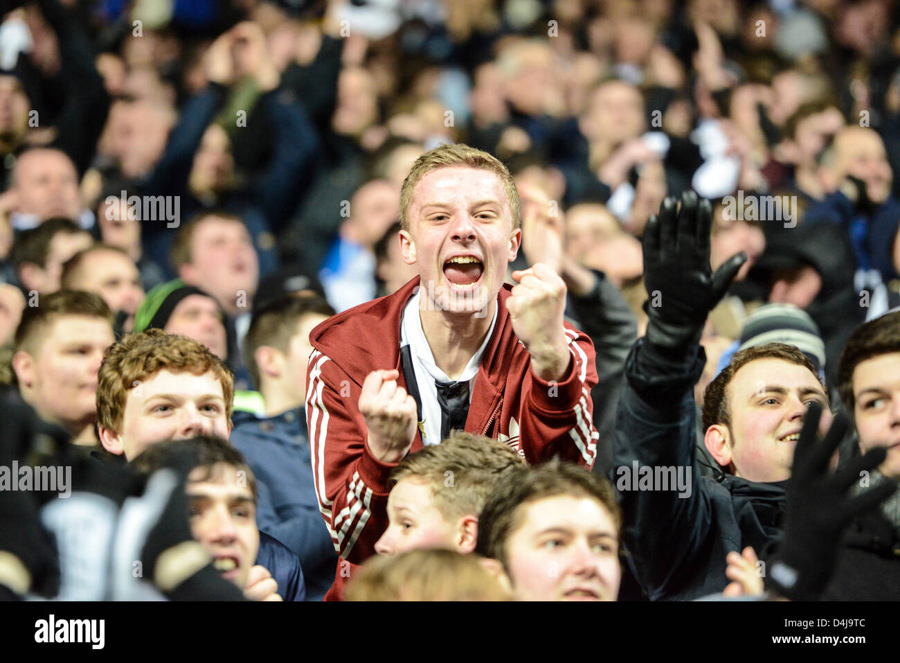 14.03.2013 Newcastle, Inghilterra. Newcastle tifosi vanno wild dopo un ultimo minuto obiettivo li vede attraverso gli ultimi otto durante l'Europa League tra Newcastle e Anzhi Makhachkala da St James Park. Foto Stock