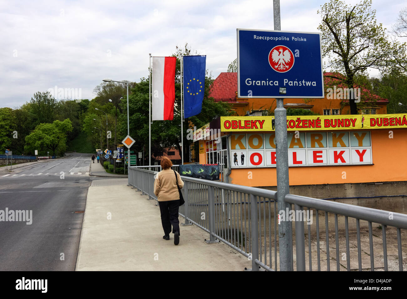 Donna entrando in Polonia al confine Polish-Czech oltre il Fiume Olza a Cieszyn-Cesky Tesin. Foto Stock