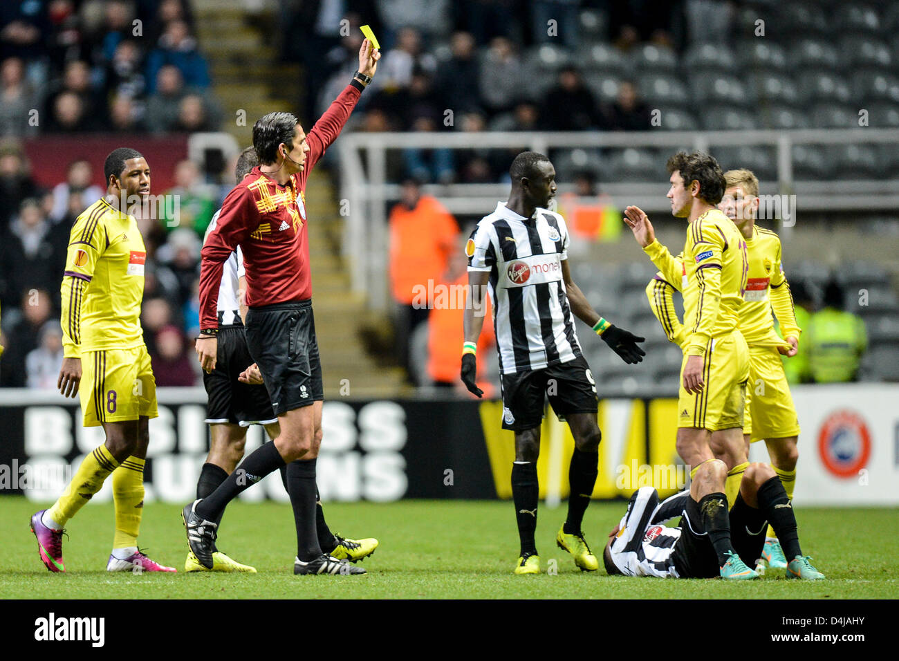 14.03.2013 Newcastle, Inghilterra. Anzhi Makhachkala's Yuri Zhirkov rende un alto affrontare in Newcastle Sylvain Marveaux e ottenere prenotato in azione durante l'Europa League tra Newcastle e Anzhi Makhachkala da St James Park. Foto Stock