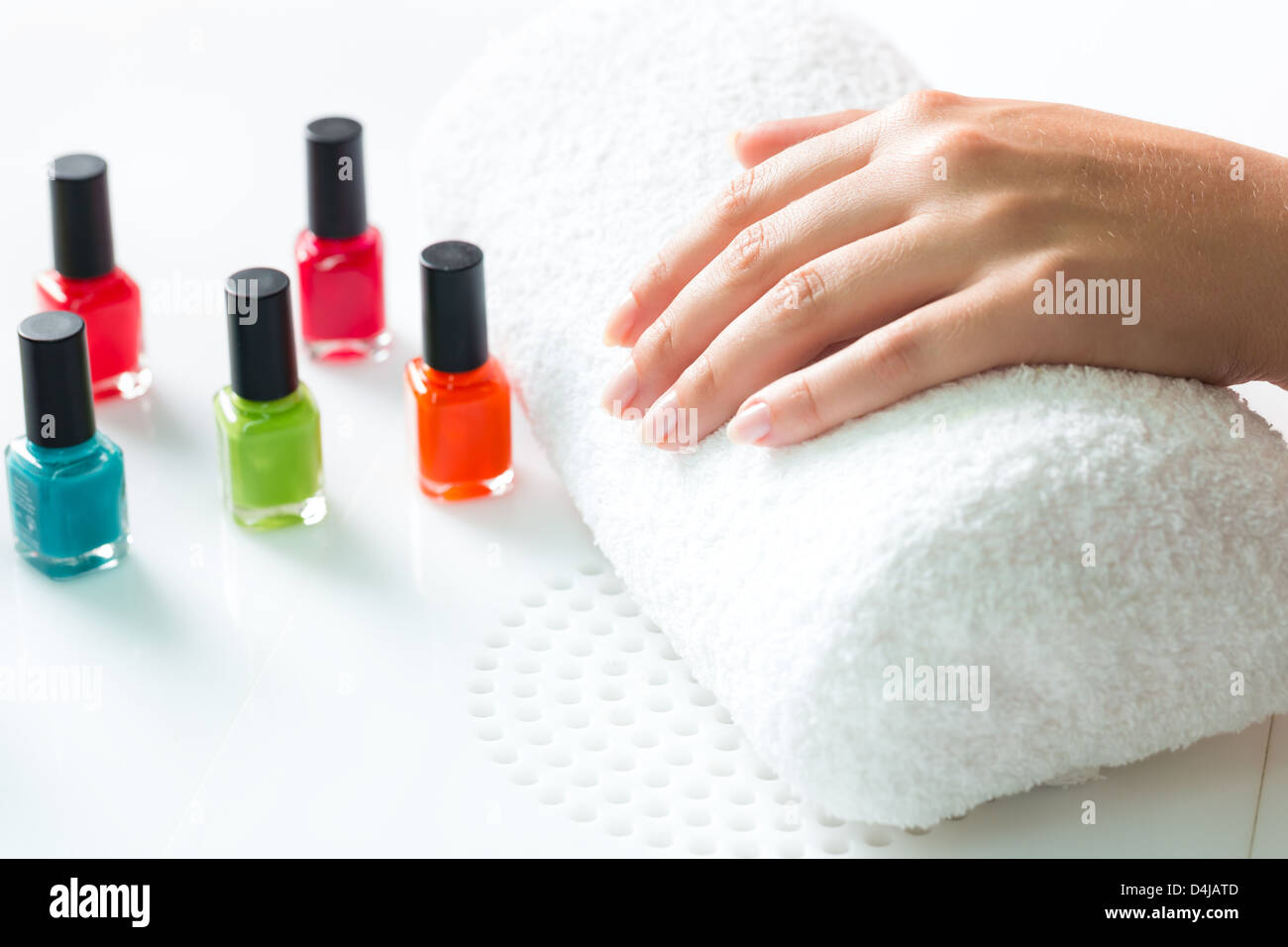 La donna in una manicure ricevendo una manicure, vi sono colorate per unghie Foto Stock