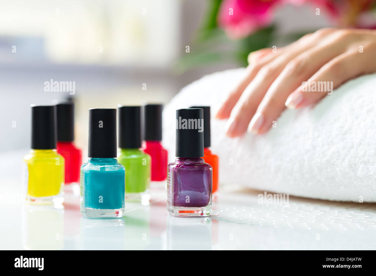 La donna in una manicure ricevendo una manicure, vi sono colorate per unghie Foto Stock